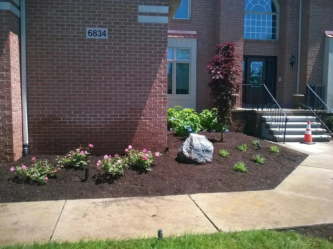 Front yard mulch installation and planting in Rochester Hills MI